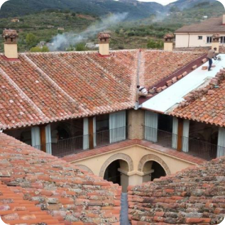 Onduline bajo teja en la renovación de tejados con tejas encajadas en viviendas residenciales