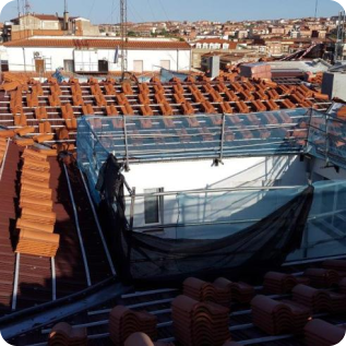Onduline bajo teja en cubiertas inclinadas para mayor protección y resistencia a las inclemencias del tiempo