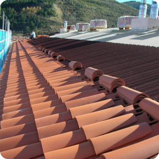 Onduline bajo teja en construcciones nuevas de edificios residenciales con teja curva para mayor aislamiento