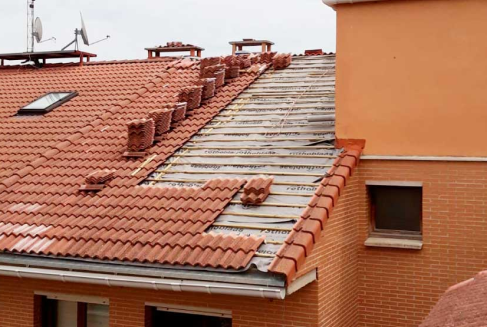 Aplicamos revestimientos impermeables en tejados y paredes en Palencia, asegurando reparación humedades.