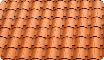 Tejas de terracota instaladas, protegidas con impermeabilizaciones de alta calidad para durabilidad