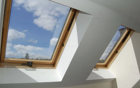 Instalación de claraboya tejado para mejorar la iluminación natural y ventilación en tu hogar o negocio.