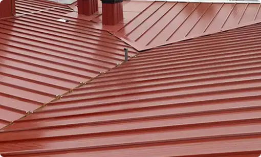 Construcciones de tejados con chapa para una estructura resistente y duradera, ideal para diversas condiciones climáticas.