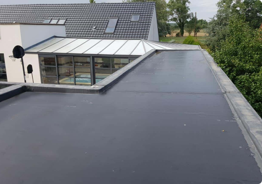 Aplicamos láminas EPDM en Palencia, perfectas para impermeabilizaciones de tejados y azoteas, resistentes a UV.