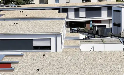 Construcciones de tejados con cubiertas planas, ideales para un diseño moderno y una mayor eficiencia en el espacio.