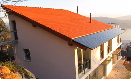 Construcciones de tejados con cubiertas inclinadas, diseñadas para una mejor evacuación del agua y mayor durabilidad.