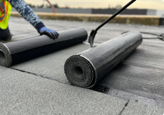 Instalamos láminas bituminosas SBS en Palencia, perfectas para impermeabilizaciones de tejados y sótanos, resistentes al clima