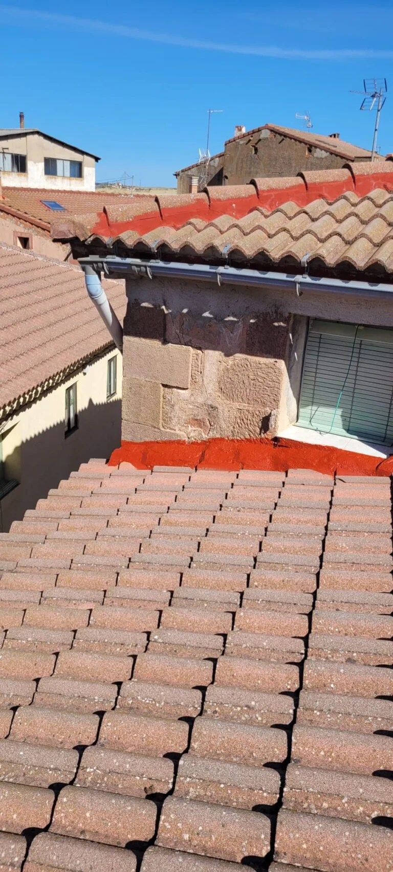 Impermeabilización de acabados para proteger superficies de la humedad y mejorar la durabilidad.